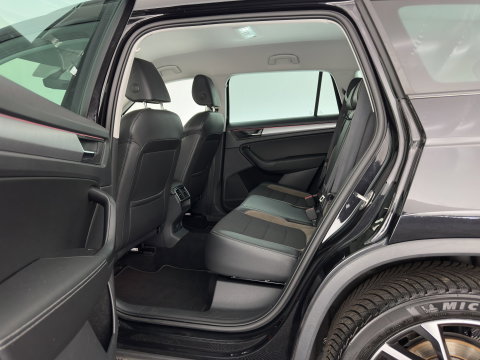 Škoda Kodiaq 1.5 TSI Business Edition (INCL.BTW) *LEATHER-FABRIC | FULL-LED | DIGI-COCKPIT | CAMERA | KEYLESS | DAB+ | NAVI-FULLMAP | SPORT-SEATS | PRIVACY-GLASS | ECC | PDC | CRUISE | 20''ALU | TOWBAR*