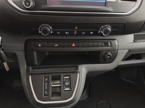 Peugeot e-Expert Standard Premium 75 kWh [3-Fase] {SOH-94%} Aut. *CARPLAY | CAMERA | AIRCO | COMFORT-SEATS | DAB+ | PDC | CRUISE*