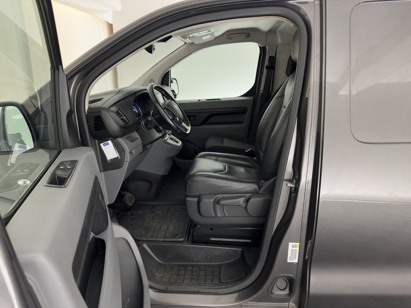 Peugeot e-Expert Standard Premium 75 kWh [3-Fase] {SOH-94%} Aut. *CARPLAY | CAMERA | AIRCO | COMFORT-SEATS | DAB+ | PDC | CRUISE*