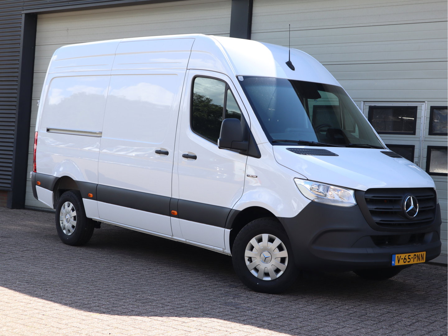 Mercedes-Benz eSprinter 320 81kWh L2H2 - Trekhaak - Cruise - MBUX - 2025