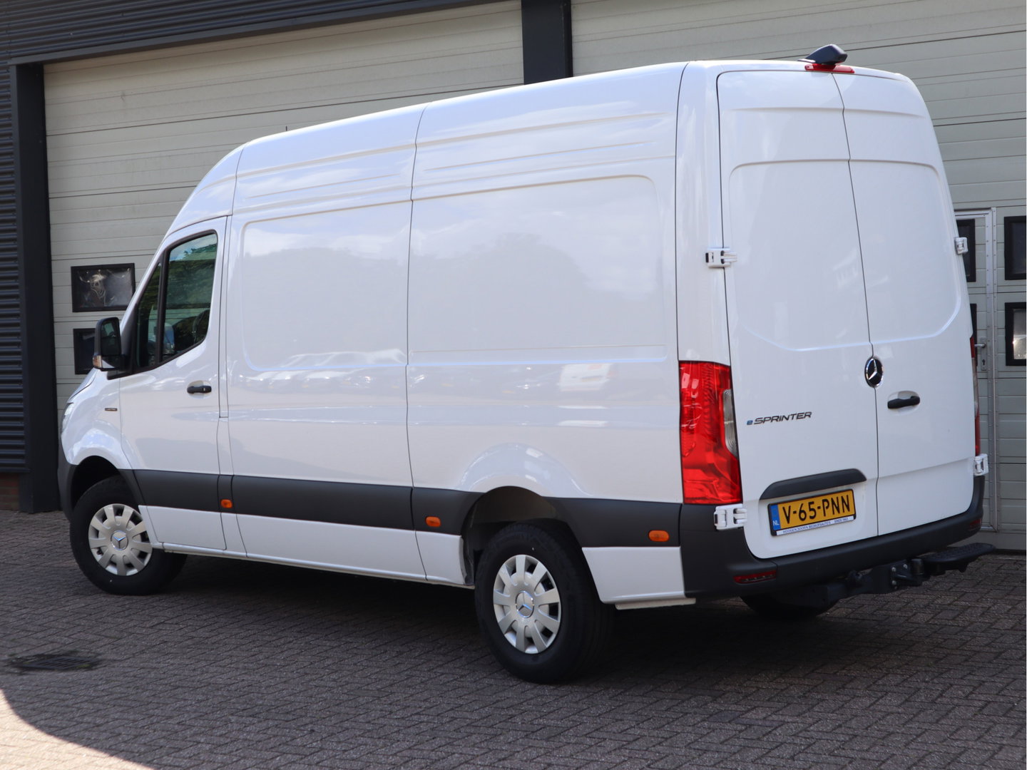 Mercedes-Benz eSprinter 320 81kWh L2H2 - Trekhaak - Cruise - MBUX - 2025