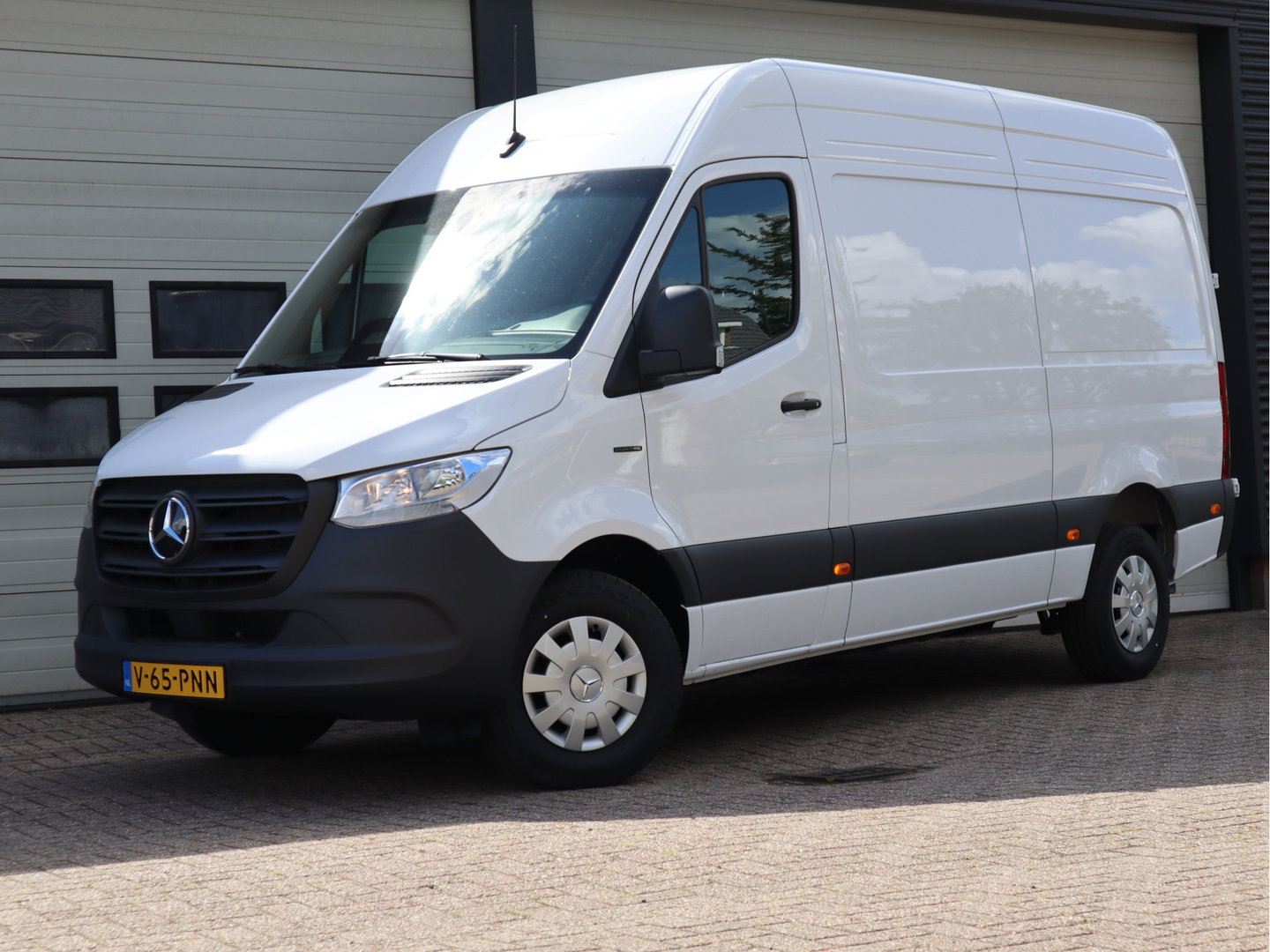 Mercedes-Benz eSprinter 320 81kWh L2H2 - Trekhaak - Cruise - MBUX - 2025