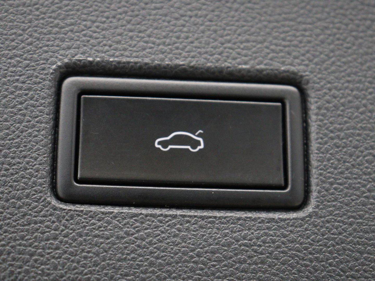 Volkswagen T-Roc 1.5 TSI Style Business | Trekhaak | Stoelverwarming | Camera | Carplay | Adaptive cruise | Navigatie | Parkeerhulp | DAB | Bluetooth | Climate control