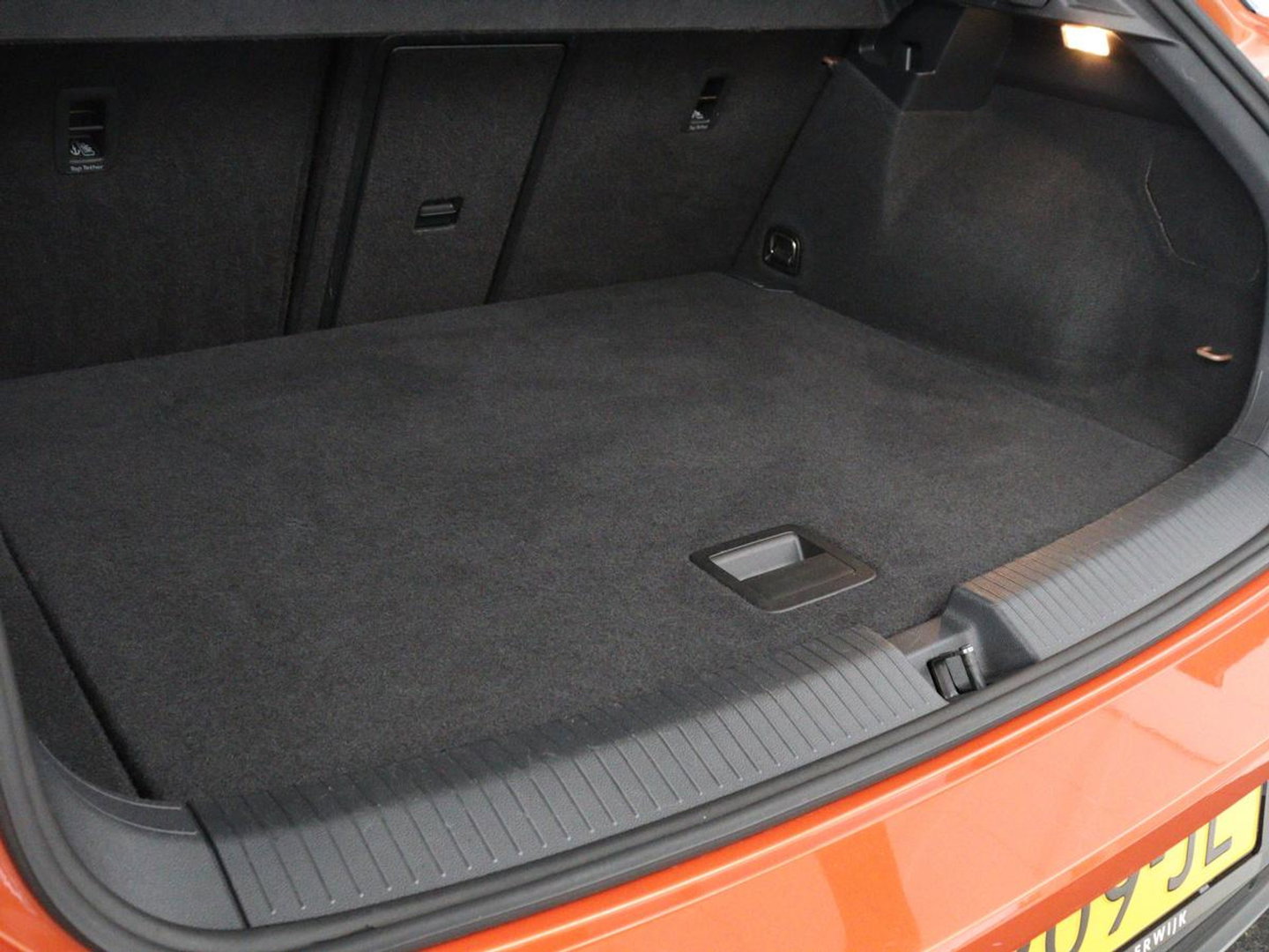 Volkswagen T-Roc 1.5 TSI Style Business | Trekhaak | Stoelverwarming | Camera | Carplay | Adaptive cruise | Navigatie | Parkeerhulp | DAB | Bluetooth | Climate control