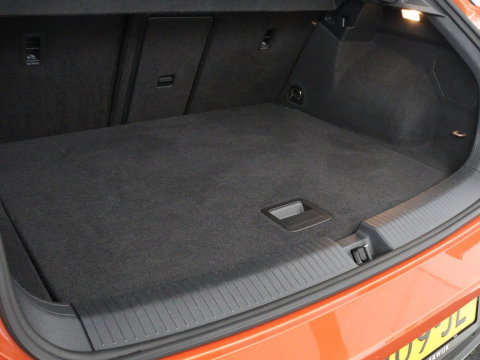 Volkswagen T-Roc 1.5 TSI Style Business | Trekhaak | Stoelverwarming | Camera | Carplay | Adaptive cruise | Navigatie | Parkeerhulp | DAB | Bluetooth | Climate control