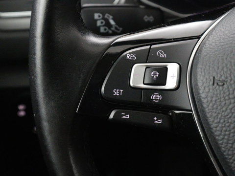 Volkswagen T-Roc 1.5 TSI Style Business | Trekhaak | Stoelverwarming | Camera | Carplay | Adaptive cruise | Navigatie | Parkeerhulp | DAB | Bluetooth | Climate control