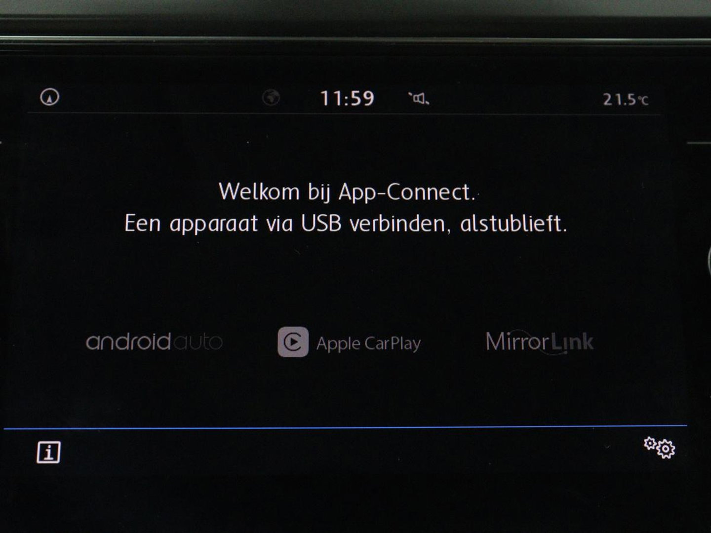 Volkswagen T-Roc 1.5 TSI Style Business | Trekhaak | Stoelverwarming | Camera | Carplay | Adaptive cruise | Navigatie | Parkeerhulp | DAB | Bluetooth | Climate control