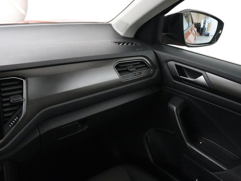 Volkswagen T-Roc 1.5 TSI Style Business | Trekhaak | Stoelverwarming | Camera | Carplay | Adaptive cruise | Navigatie | Parkeerhulp | DAB | Bluetooth | Climate control