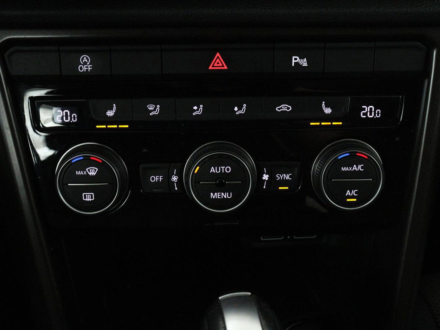 Volkswagen T-Roc 1.5 TSI Style Business | Trekhaak | Stoelverwarming | Camera | Carplay | Adaptive cruise | Navigatie | Parkeerhulp | DAB | Bluetooth | Climate control