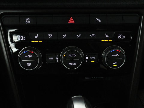 Volkswagen T-Roc 1.5 TSI Style Business | Trekhaak | Stoelverwarming | Camera | Carplay | Adaptive cruise | Navigatie | Parkeerhulp | DAB | Bluetooth | Climate control