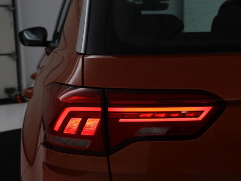 Volkswagen T-Roc 1.5 TSI Style Business | Trekhaak | Stoelverwarming | Camera | Carplay | Adaptive cruise | Navigatie | Parkeerhulp | DAB | Bluetooth | Climate control