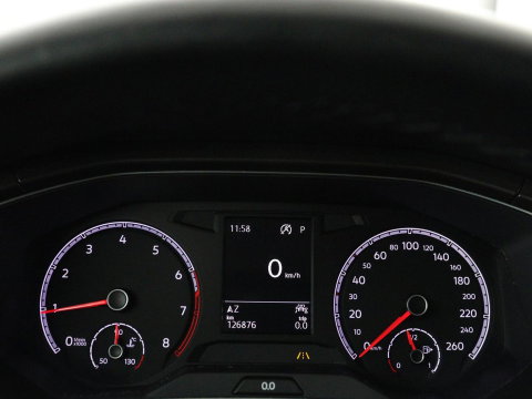 Volkswagen T-Roc 1.5 TSI Style Business | Trekhaak | Stoelverwarming | Camera | Carplay | Adaptive cruise | Navigatie | Parkeerhulp | DAB | Bluetooth | Climate control