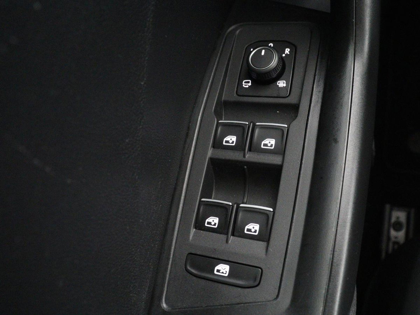Volkswagen T-Roc 1.5 TSI Style Business | Trekhaak | Stoelverwarming | Camera | Carplay | Adaptive cruise | Navigatie | Parkeerhulp | DAB | Bluetooth | Climate control