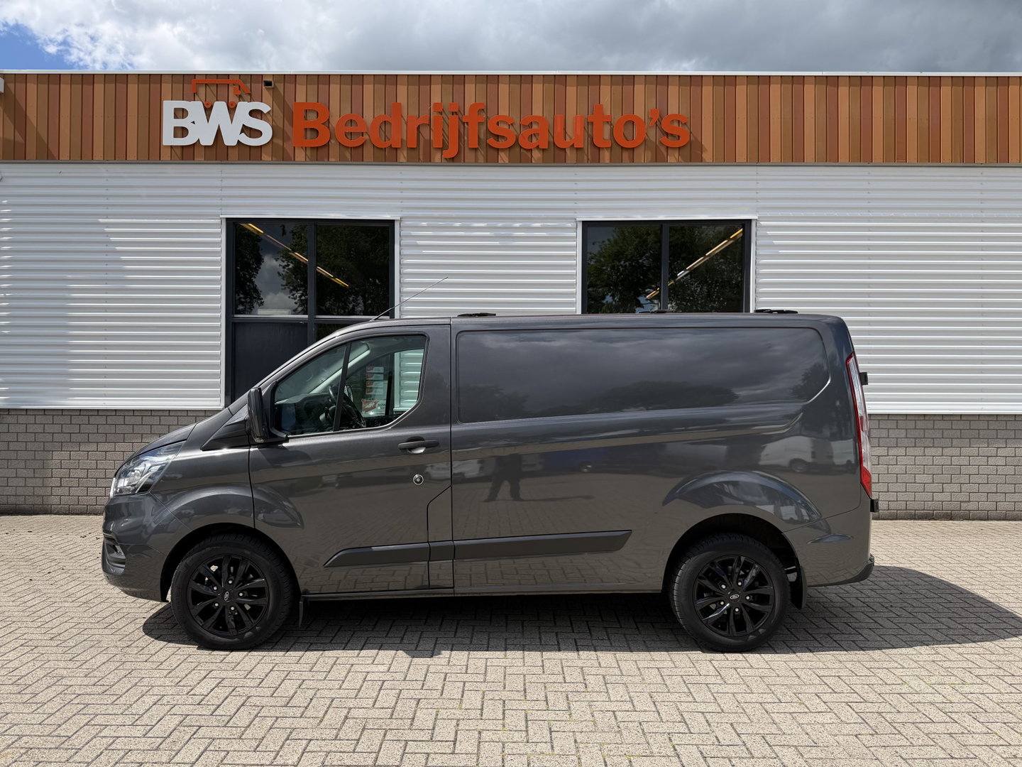 Ford Transit Custom 280 2.0 TDCI L1H1 Trend / vaste prijs rijklaar € 17.950 ex btw / lease vanaf € 302 / magnetic grey metallic / lichtmetalen velgen / airco / cruise / camera / trekhaak !