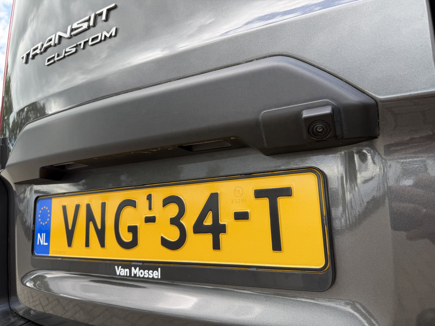 Ford Transit Custom 280 2.0 TDCI L1H1 Trend / vaste prijs rijklaar € 17.950 ex btw / lease vanaf € 302 / magnetic grey metallic / lichtmetalen velgen / airco / cruise / camera / trekhaak !