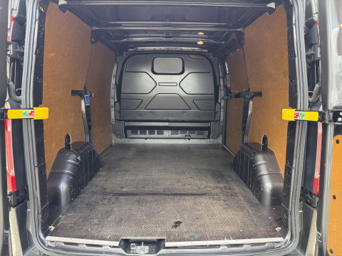 Ford Transit Custom 280 2.0 TDCI L1H1 Trend / vaste prijs rijklaar € 17.950 ex btw / lease vanaf € 302 / magnetic grey metallic / lichtmetalen velgen / airco / cruise / camera / trekhaak !