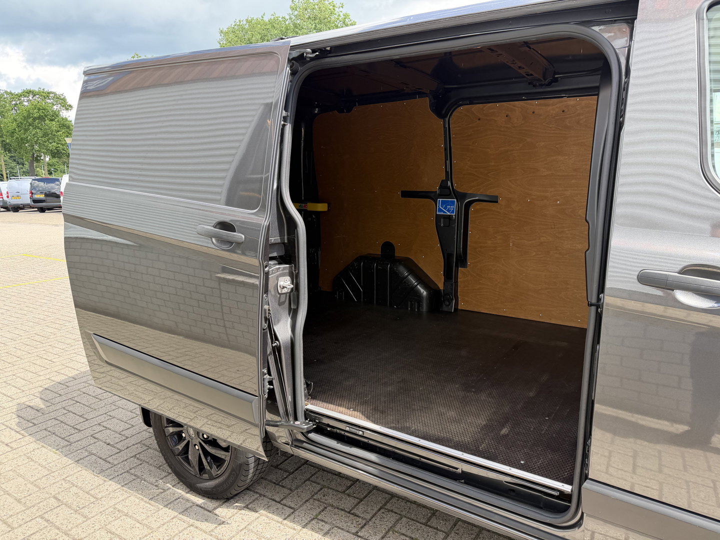 Ford Transit Custom 280 2.0 TDCI L1H1 Trend / vaste prijs rijklaar € 17.950 ex btw / lease vanaf € 302 / magnetic grey metallic / lichtmetalen velgen / airco / cruise / camera / trekhaak !