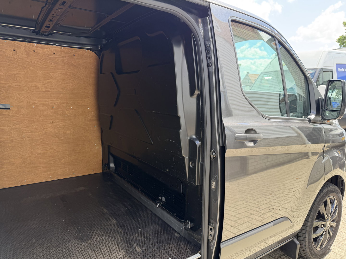 Ford Transit Custom 280 2.0 TDCI L1H1 Trend / vaste prijs rijklaar € 17.950 ex btw / lease vanaf € 302 / magnetic grey metallic / lichtmetalen velgen / airco / cruise / camera / trekhaak !