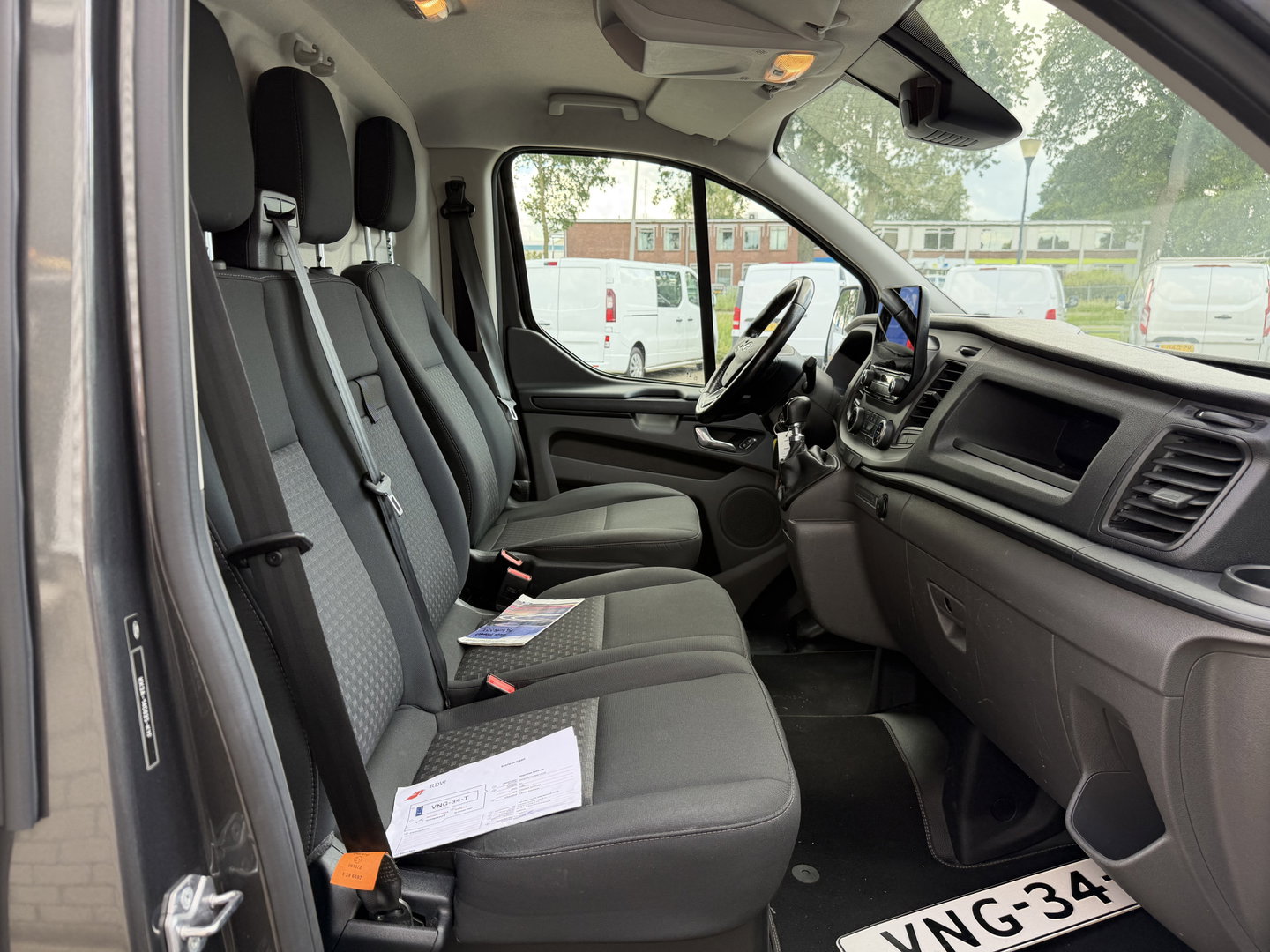 Ford Transit Custom 280 2.0 TDCI L1H1 Trend / vaste prijs rijklaar € 17.950 ex btw / lease vanaf € 302 / magnetic grey metallic / lichtmetalen velgen / airco / cruise / camera / trekhaak !