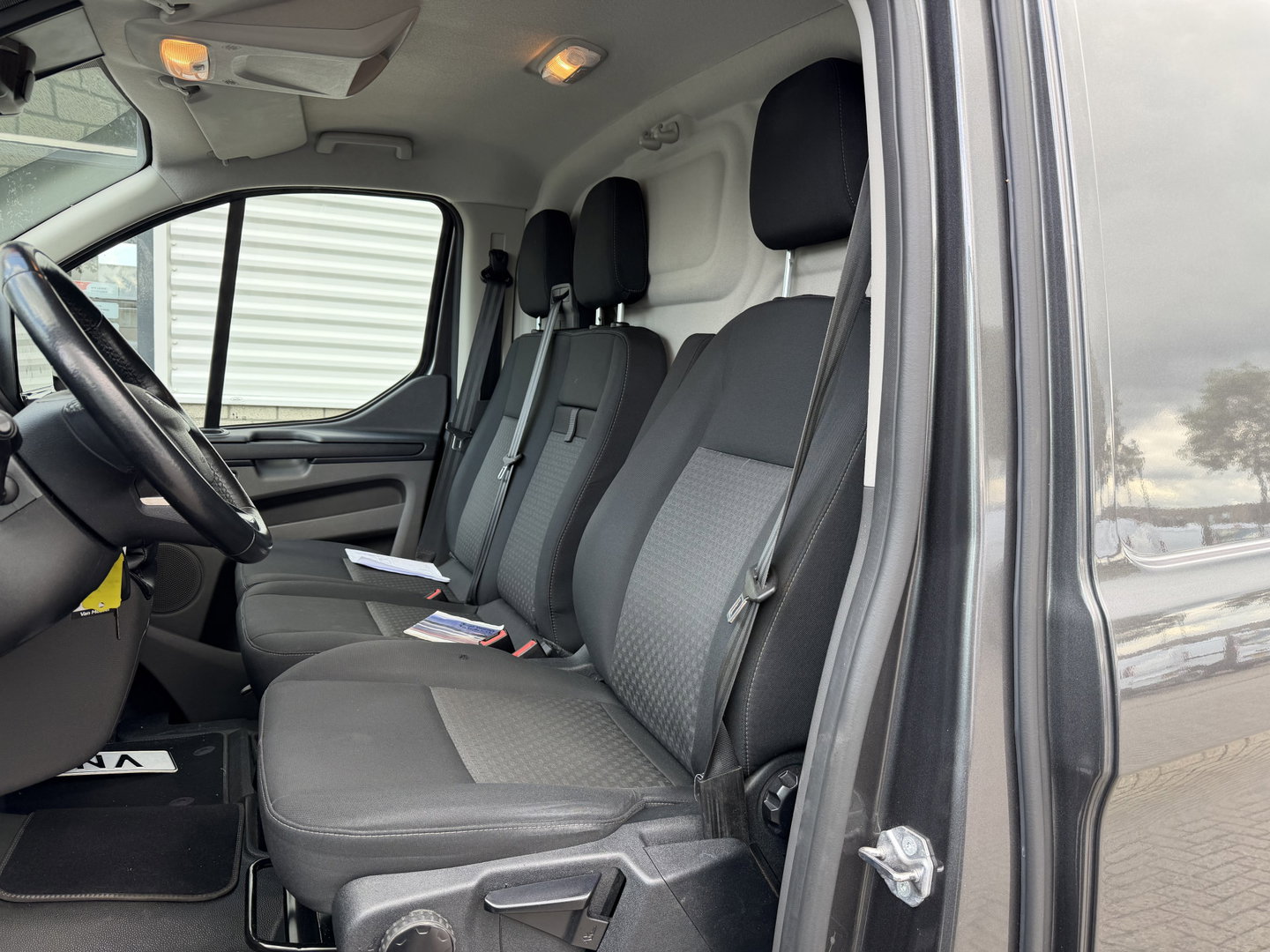 Ford Transit Custom 280 2.0 TDCI L1H1 Trend / vaste prijs rijklaar € 17.950 ex btw / lease vanaf € 302 / magnetic grey metallic / lichtmetalen velgen / airco / cruise / camera / trekhaak !