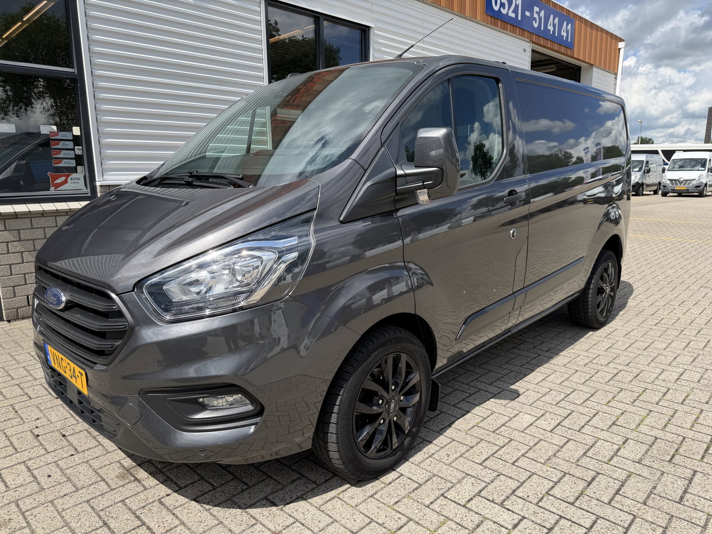 Ford Transit Custom 280 2.0 TDCI L1H1 Trend / vaste prijs rijklaar € 17.950 ex btw / lease vanaf € 302 / magnetic grey metallic / lichtmetalen velgen / airco / cruise / camera / trekhaak !