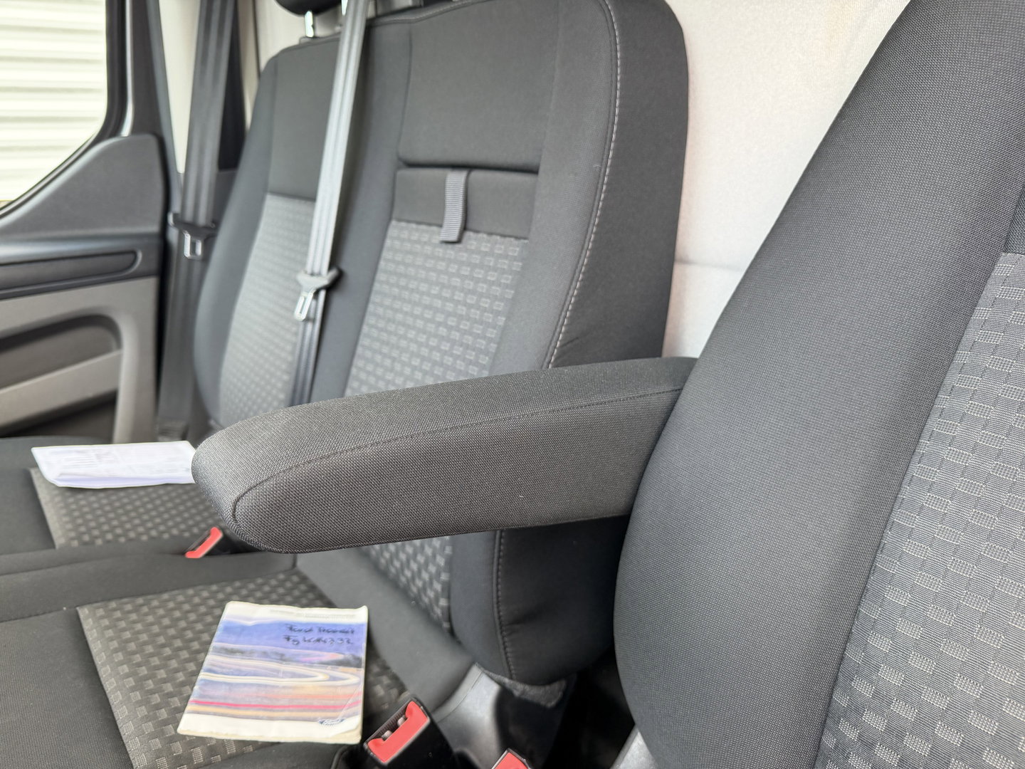 Ford Transit Custom 280 2.0 TDCI L1H1 Trend / vaste prijs rijklaar € 17.950 ex btw / lease vanaf € 302 / magnetic grey metallic / lichtmetalen velgen / airco / cruise / camera / trekhaak !