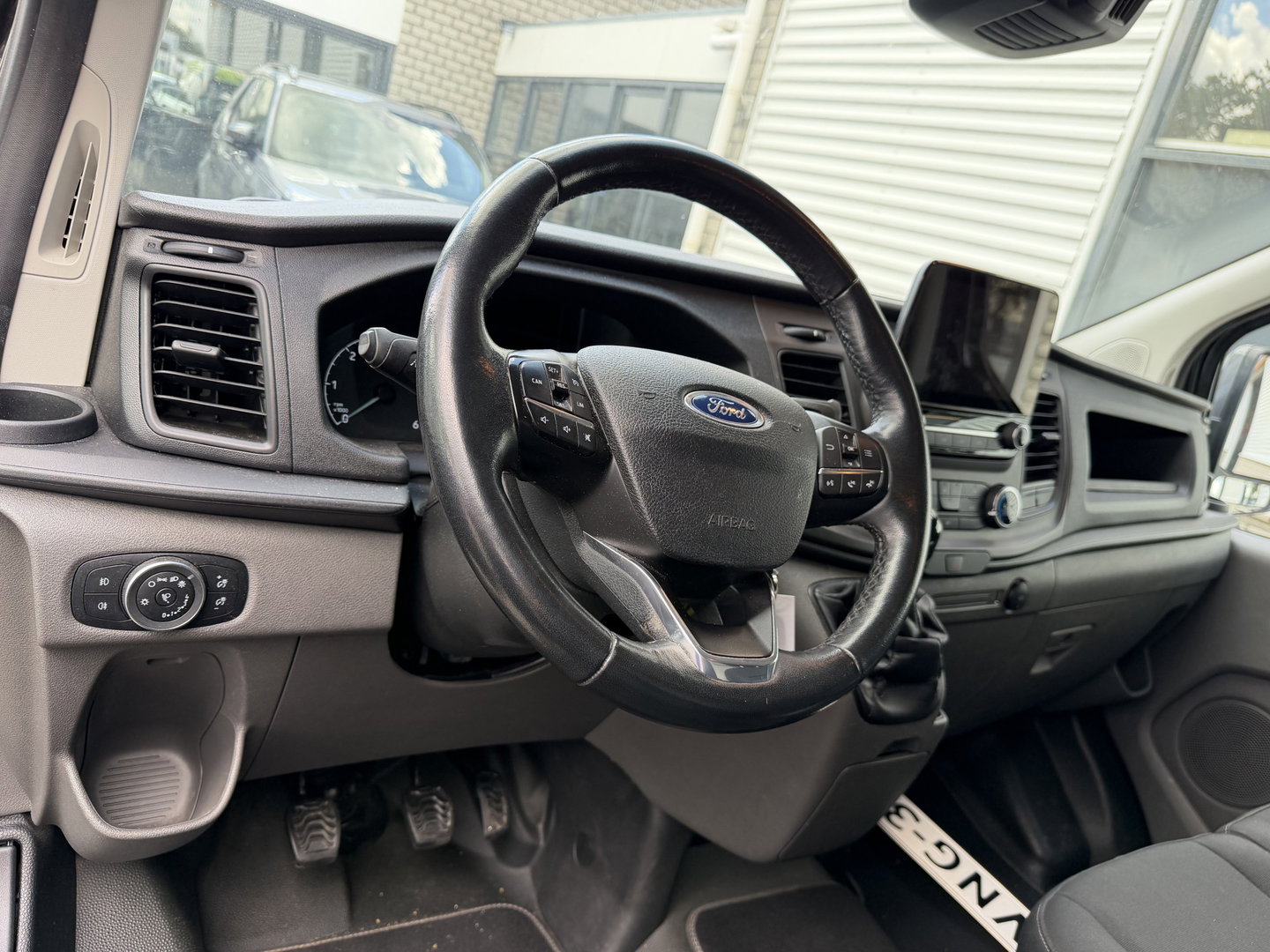 Ford Transit Custom 280 2.0 TDCI L1H1 Trend / vaste prijs rijklaar € 17.950 ex btw / lease vanaf € 302 / magnetic grey metallic / lichtmetalen velgen / airco / cruise / camera / trekhaak !