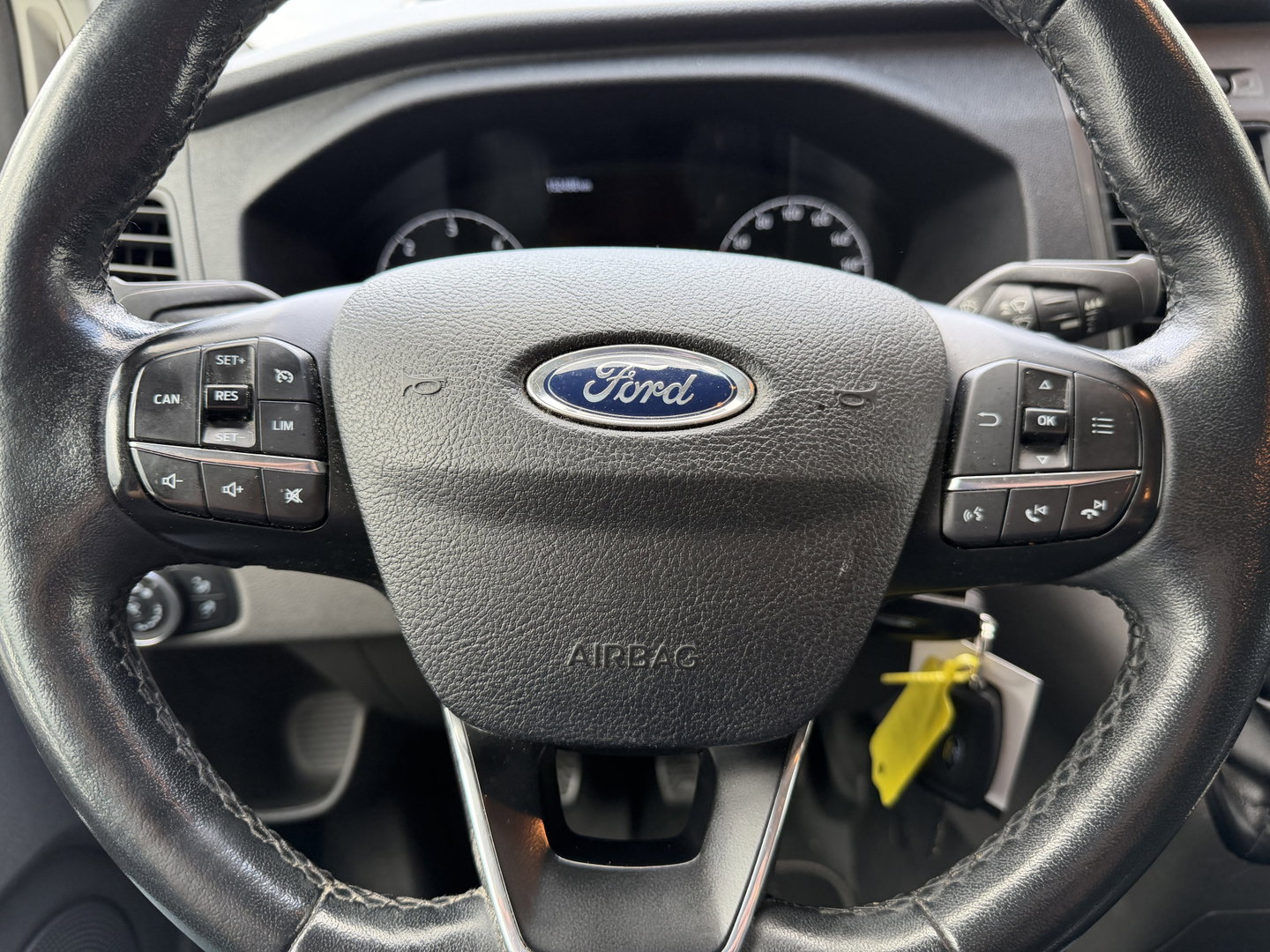 Ford Transit Custom 280 2.0 TDCI L1H1 Trend / vaste prijs rijklaar € 17.950 ex btw / lease vanaf € 302 / magnetic grey metallic / lichtmetalen velgen / airco / cruise / camera / trekhaak !
