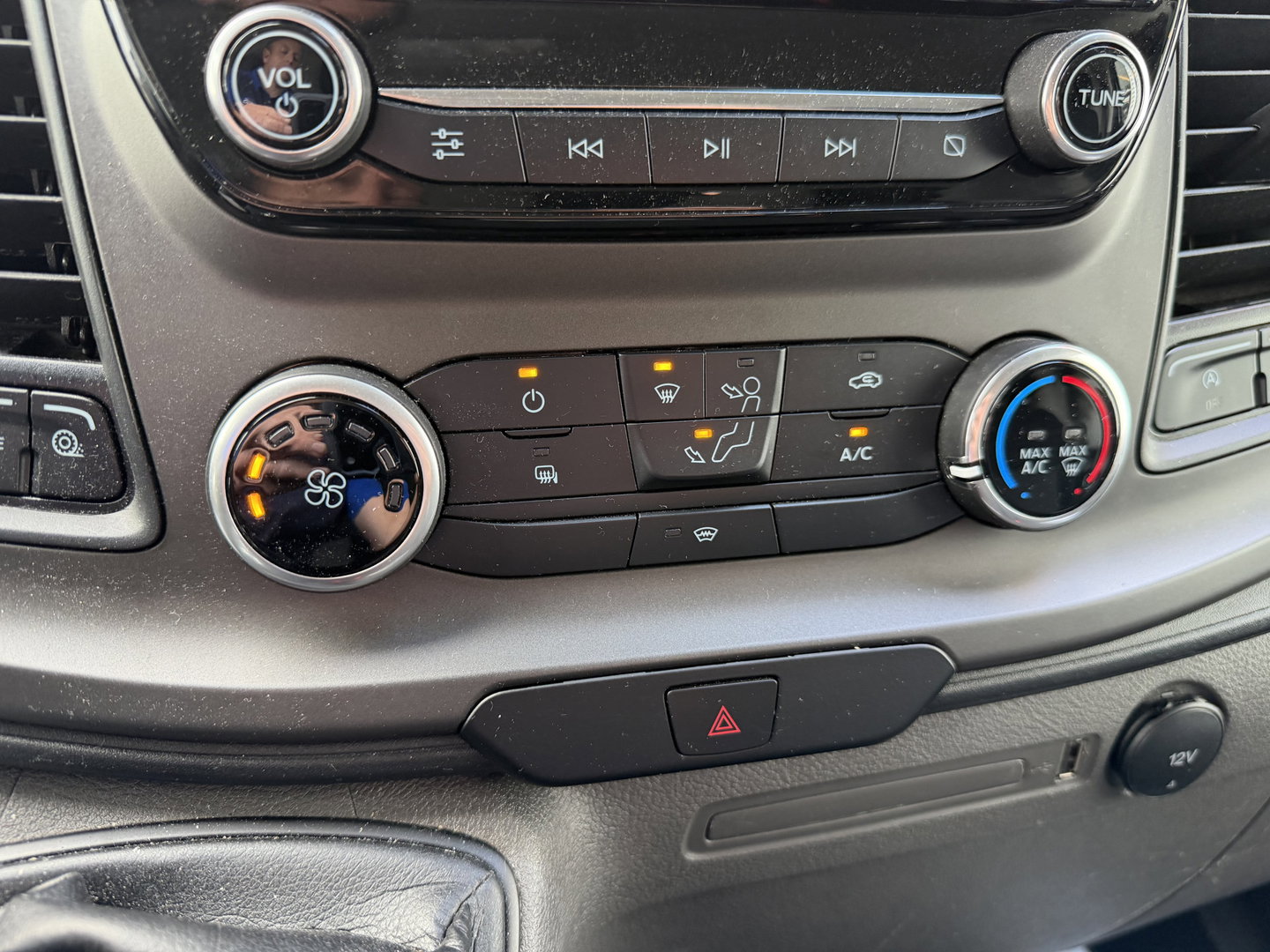 Ford Transit Custom 280 2.0 TDCI L1H1 Trend / vaste prijs rijklaar € 17.950 ex btw / lease vanaf € 302 / magnetic grey metallic / lichtmetalen velgen / airco / cruise / camera / trekhaak !