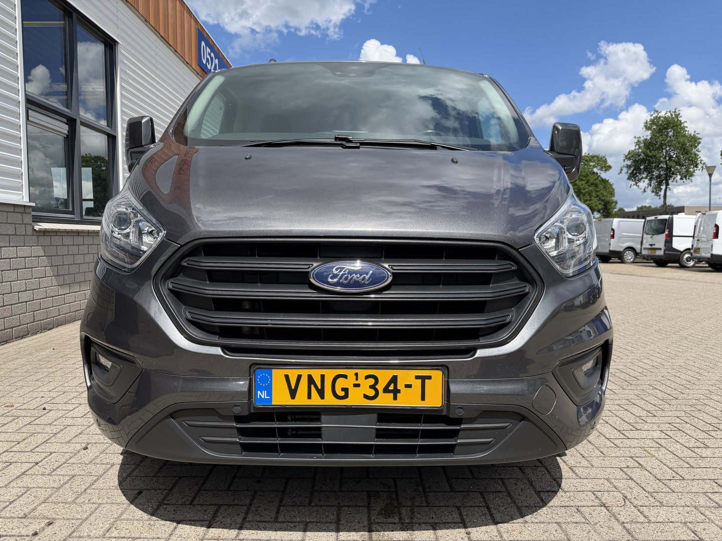 Ford Transit Custom 280 2.0 TDCI L1H1 Trend / vaste prijs rijklaar € 17.950 ex btw / lease vanaf € 302 / magnetic grey metallic / lichtmetalen velgen / airco / cruise / camera / trekhaak !