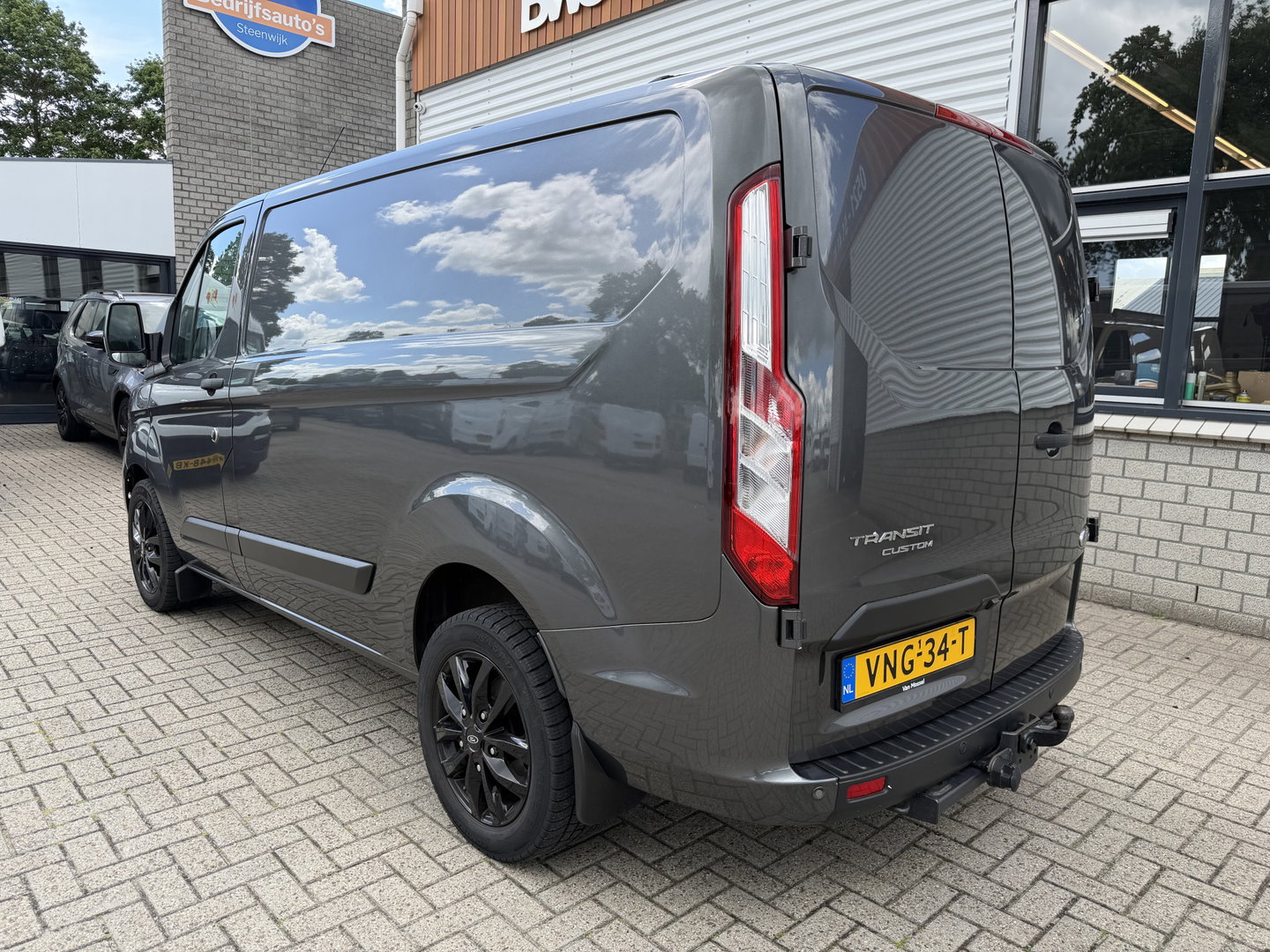 Ford Transit Custom 280 2.0 TDCI L1H1 Trend / vaste prijs rijklaar € 17.950 ex btw / lease vanaf € 302 / magnetic grey metallic / lichtmetalen velgen / airco / cruise / camera / trekhaak !
