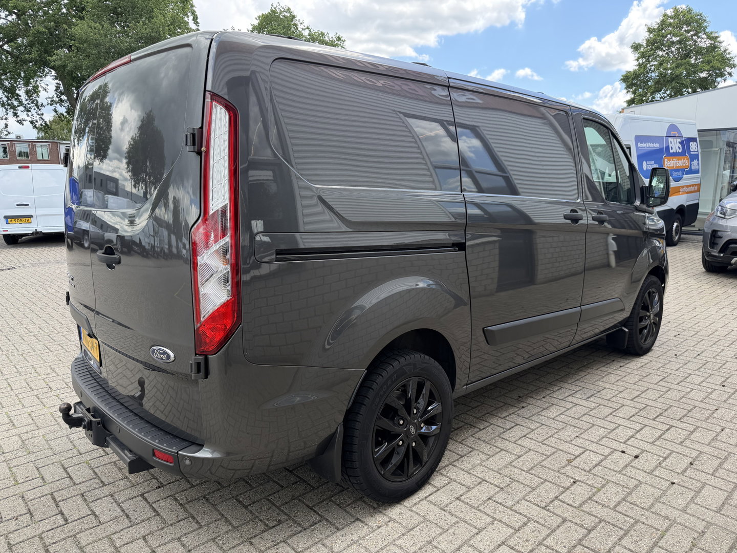 Ford Transit Custom 280 2.0 TDCI L1H1 Trend / vaste prijs rijklaar € 17.950 ex btw / lease vanaf € 302 / magnetic grey metallic / lichtmetalen velgen / airco / cruise / camera / trekhaak !