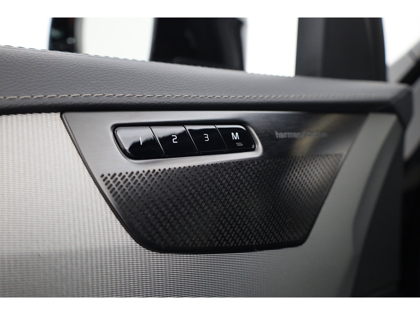 Volvo XC90 T8 Recharge Plus Dark | SOH 97,3% | Long Range | Pilot Assist | Memory seats | 4x Stoelverw. | H&K Audio | Leder | Nav + CarPlay | Keyless | 21''