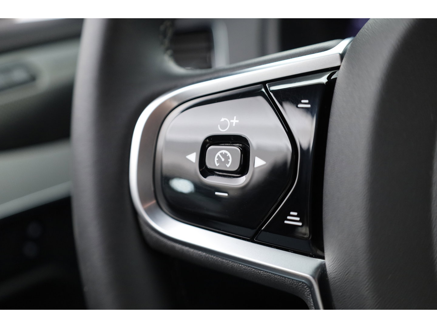 Volvo XC90 T8 Recharge Plus Dark | SOH 97,3% | Long Range | Pilot Assist | Memory seats | 4x Stoelverw. | H&K Audio | Leder | Nav + CarPlay | Keyless | 21''
