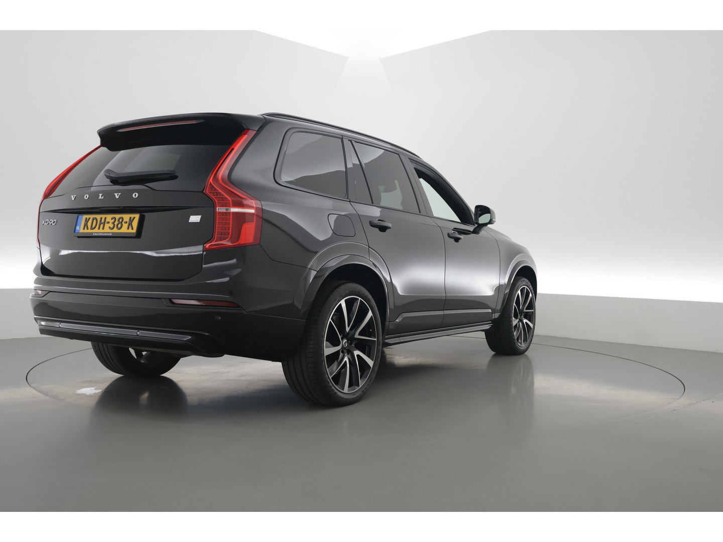Volvo XC90 T8 Recharge Plus Dark | SOH 97,3% | Long Range | Pilot Assist | Memory seats | 4x Stoelverw. | H&K Audio | Leder | Nav + CarPlay | Keyless | 21''