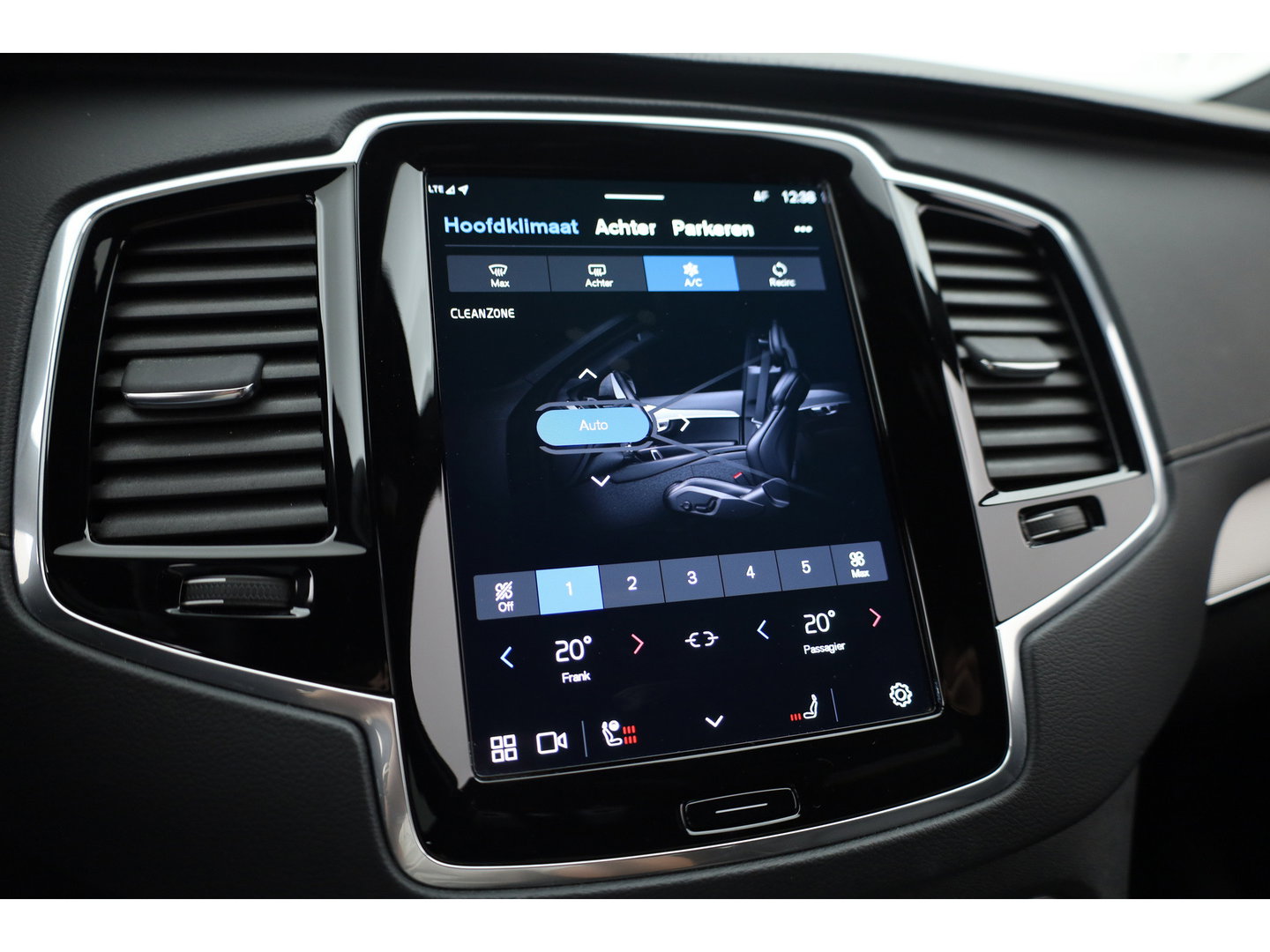 Volvo XC90 T8 Recharge Plus Dark | SOH 97,3% | Long Range | Pilot Assist | Memory seats | 4x Stoelverw. | H&K Audio | Leder | Nav + CarPlay | Keyless | 21''