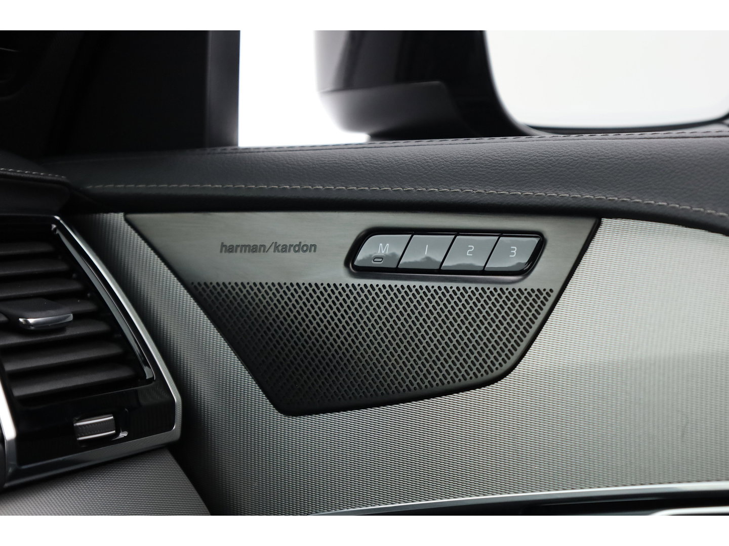 Volvo XC90 T8 Recharge Plus Dark | SOH 97,3% | Long Range | Pilot Assist | Memory seats | 4x Stoelverw. | H&K Audio | Leder | Nav + CarPlay | Keyless | 21''
