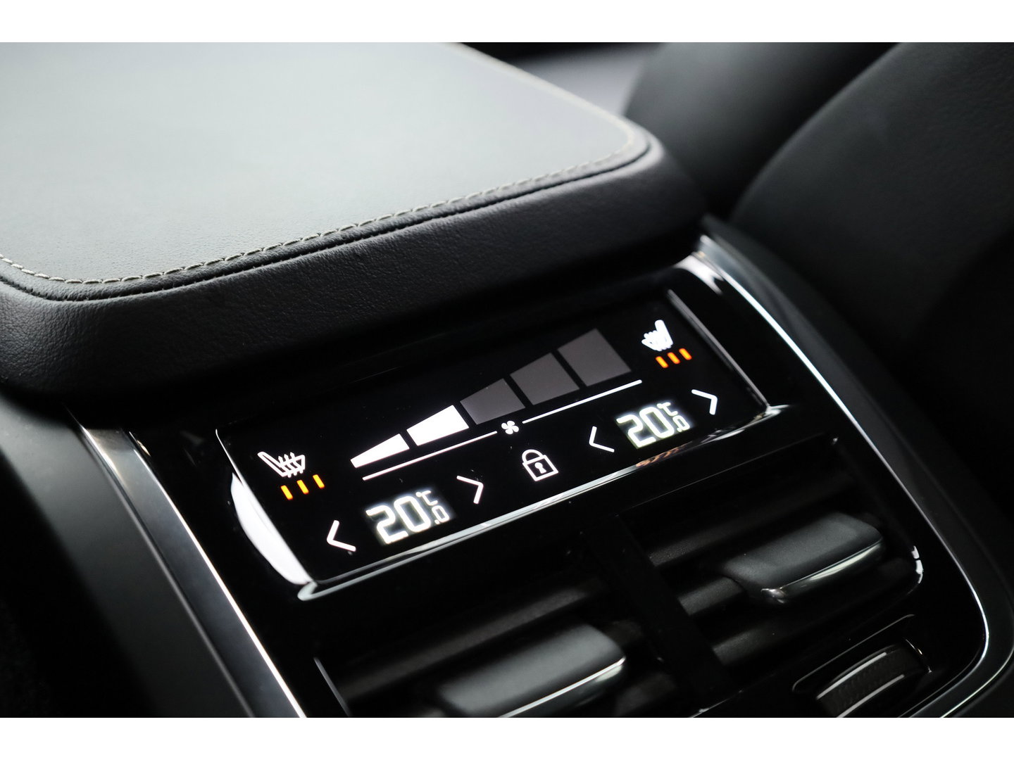 Volvo XC90 T8 Recharge Plus Dark | SOH 97,3% | Long Range | Pilot Assist | Memory seats | 4x Stoelverw. | H&K Audio | Leder | Nav + CarPlay | Keyless | 21''