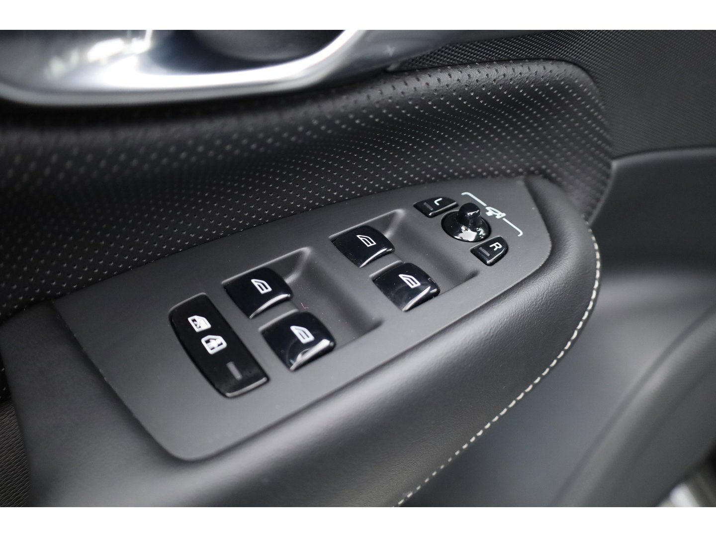 Volvo XC90 T8 Recharge Plus Dark | SOH 97,3% | Long Range | Pilot Assist | Memory seats | 4x Stoelverw. | H&K Audio | Leder | Nav + CarPlay | Keyless | 21''