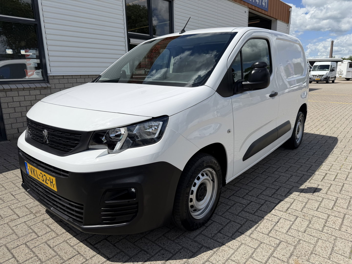 Peugeot Partner 1.2 PureTech Premium / vaste prijs rijklaar € 11.750 ex btw / lease vanaf € 198 / airco / cruise control / benzine grijs kenteken / pdc achter / raam in de schuifdeur