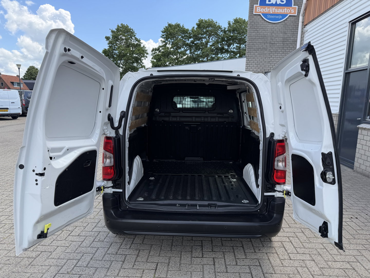 Peugeot Partner 1.2 PureTech Premium / vaste prijs rijklaar € 11.750 ex btw / lease vanaf € 198 / airco / cruise control / benzine grijs kenteken / pdc achter / raam in de schuifdeur
