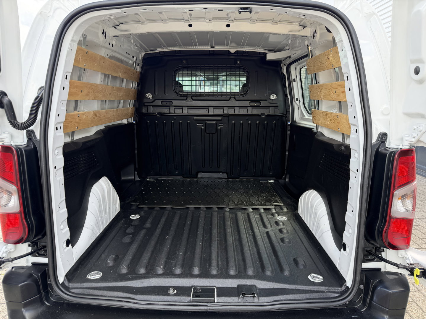 Peugeot Partner 1.2 PureTech Premium / vaste prijs rijklaar € 11.750 ex btw / lease vanaf € 198 / airco / cruise control / benzine grijs kenteken / pdc achter / raam in de schuifdeur