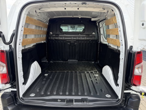 Peugeot Partner 1.2 PureTech Premium / vaste prijs rijklaar € 11.750 ex btw / lease vanaf € 198 / airco / cruise control / benzine grijs kenteken / pdc achter / raam in de schuifdeur