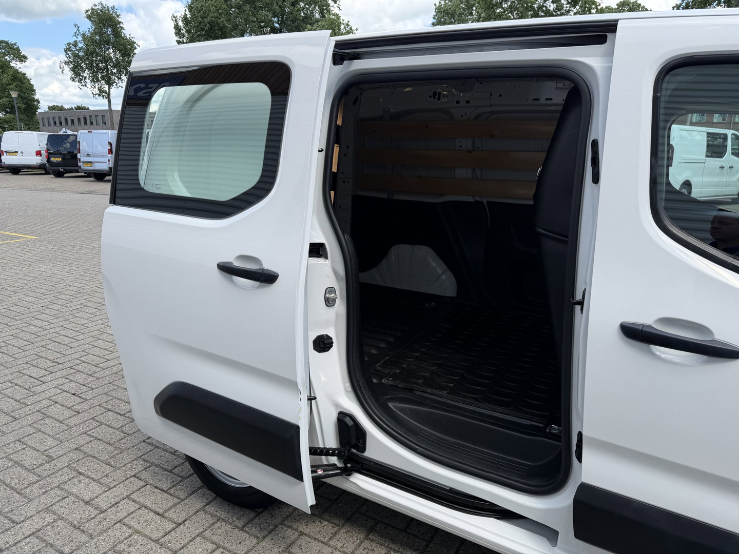 Peugeot Partner 1.2 PureTech Premium / vaste prijs rijklaar € 11.750 ex btw / lease vanaf € 198 / airco / cruise control / benzine grijs kenteken / pdc achter / raam in de schuifdeur