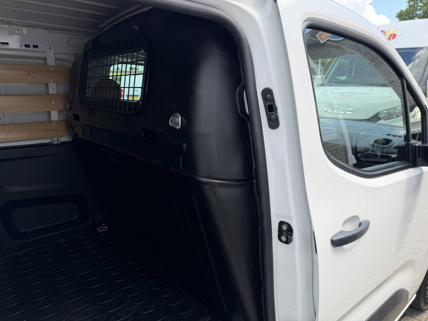 Peugeot Partner 1.2 PureTech Premium / vaste prijs rijklaar € 11.750 ex btw / lease vanaf € 198 / airco / cruise control / benzine grijs kenteken / pdc achter / raam in de schuifdeur