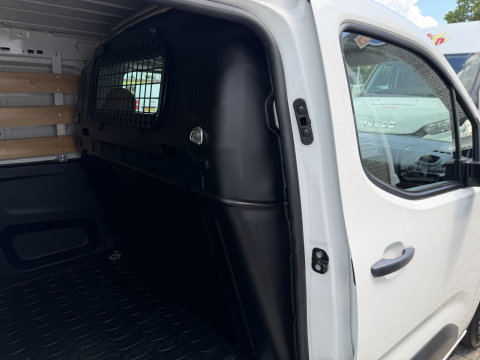 Peugeot Partner 1.2 PureTech Premium / vaste prijs rijklaar € 11.750 ex btw / lease vanaf € 198 / airco / cruise control / benzine grijs kenteken / pdc achter / raam in de schuifdeur