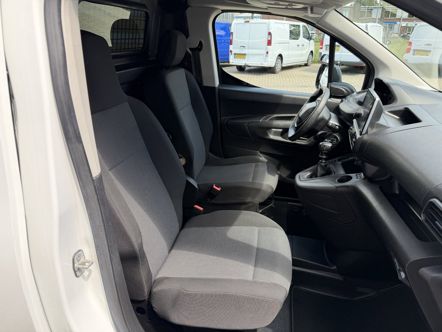 Peugeot Partner 1.2 PureTech Premium / vaste prijs rijklaar € 11.750 ex btw / lease vanaf € 198 / airco / cruise control / benzine grijs kenteken / pdc achter / raam in de schuifdeur