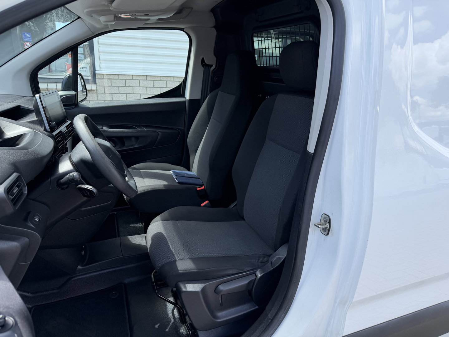 Peugeot Partner 1.2 PureTech Premium / vaste prijs rijklaar € 11.750 ex btw / lease vanaf € 198 / airco / cruise control / benzine grijs kenteken / pdc achter / raam in de schuifdeur