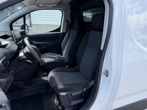 Peugeot Partner 1.2 PureTech Premium / vaste prijs rijklaar € 11.750 ex btw / lease vanaf € 198 / airco / cruise control / benzine grijs kenteken / pdc achter / raam in de schuifdeur