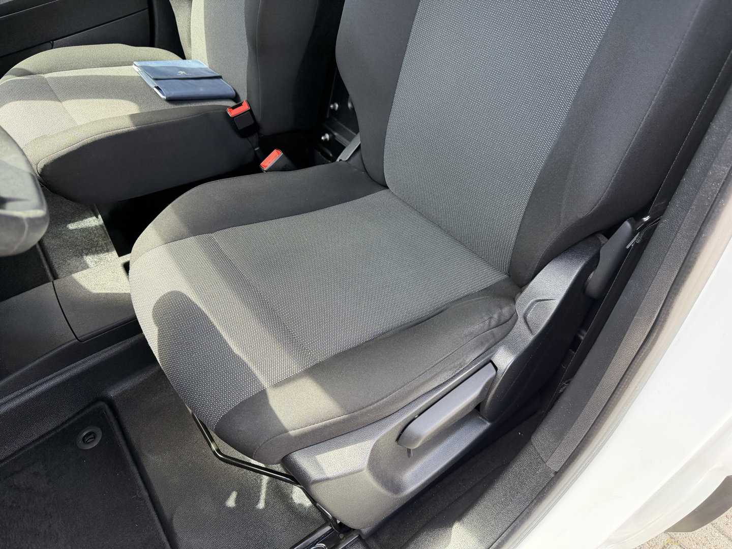 Peugeot Partner 1.2 PureTech Premium / vaste prijs rijklaar € 11.750 ex btw / lease vanaf € 198 / airco / cruise control / benzine grijs kenteken / pdc achter / raam in de schuifdeur